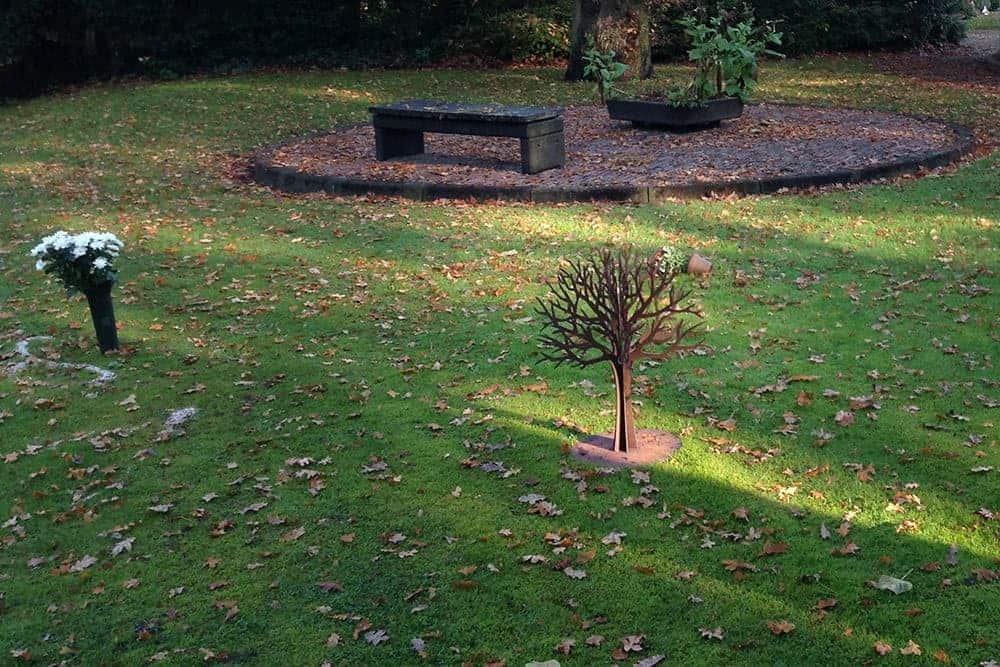 Kleine Gedenkboom Bij Urnengraf 3 Kleine Gedenkboom Bij Urnengraf 3