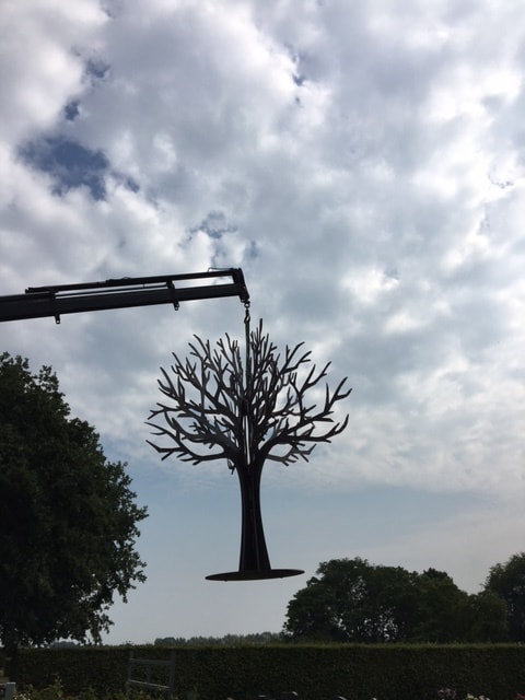 plaatsing-gedenkboom-met-kraan plaatsing-gedenkboom-met-kraan